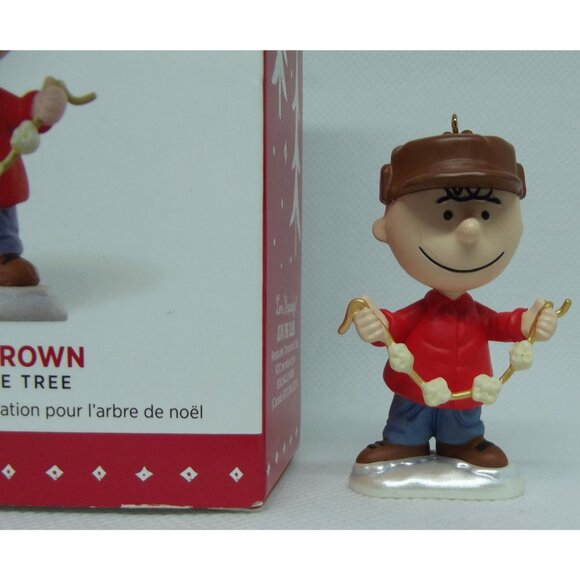 Hallmark Ornament 2015 Keepsake Peanuts Charlie Brown Decking The Tree - Picture 3 of 9